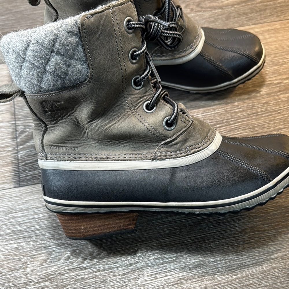 Sorel Gray and Black Winter Boots woman’s 9.5 (s23) - Picture 4 of 7